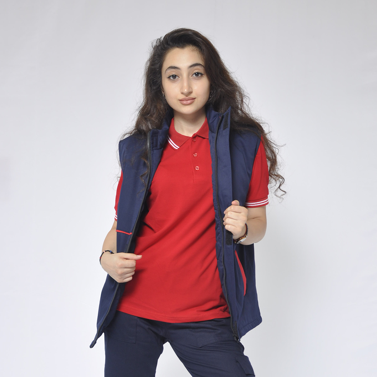 Kırmızı çizgili yelek