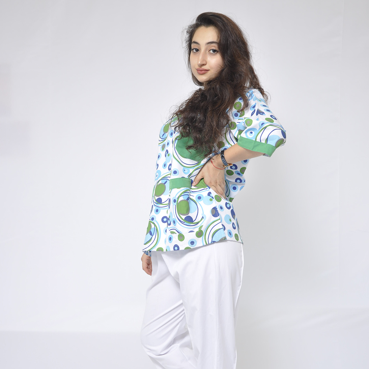 Çok renkli hemşire üniforması