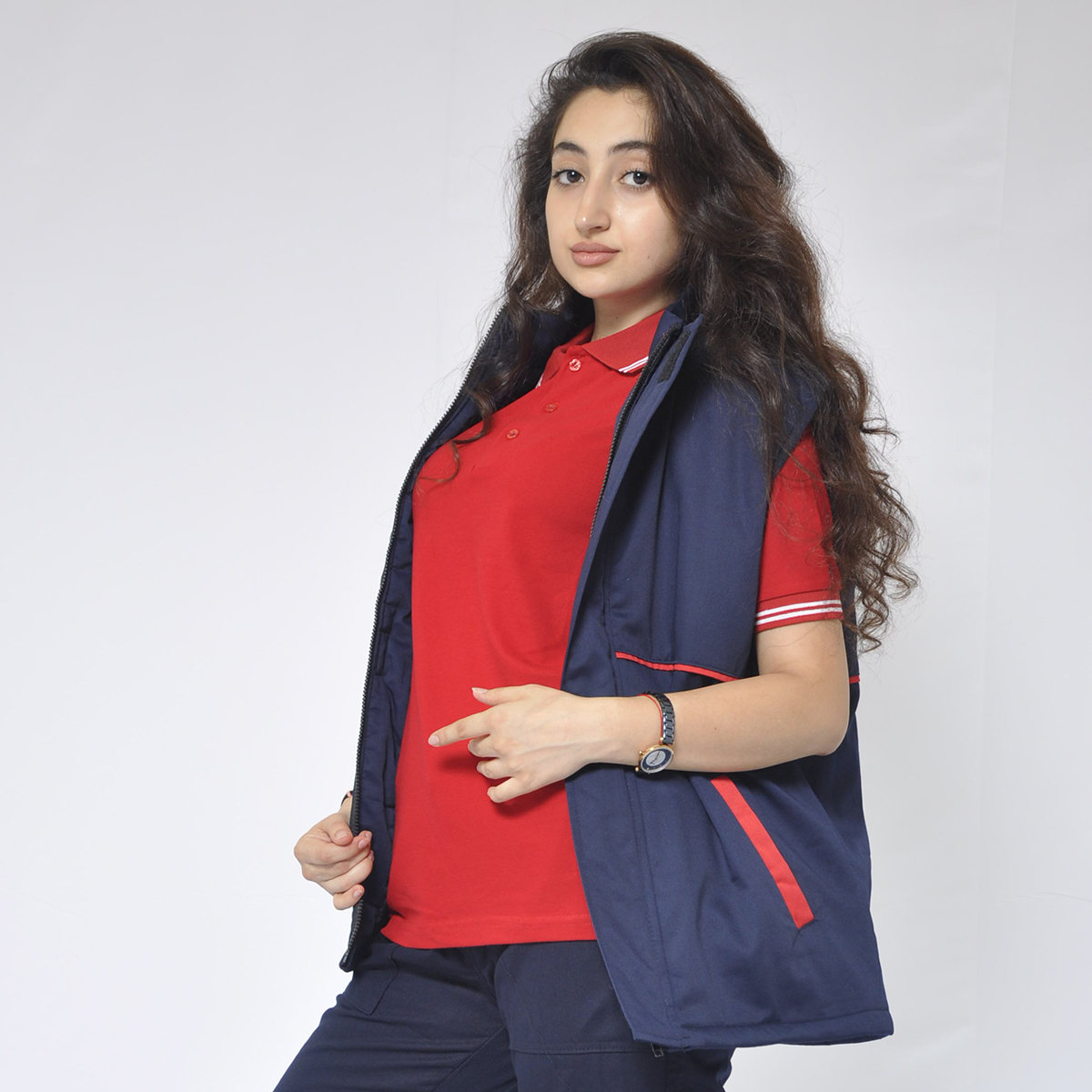 Kırmızı çizgili yelek